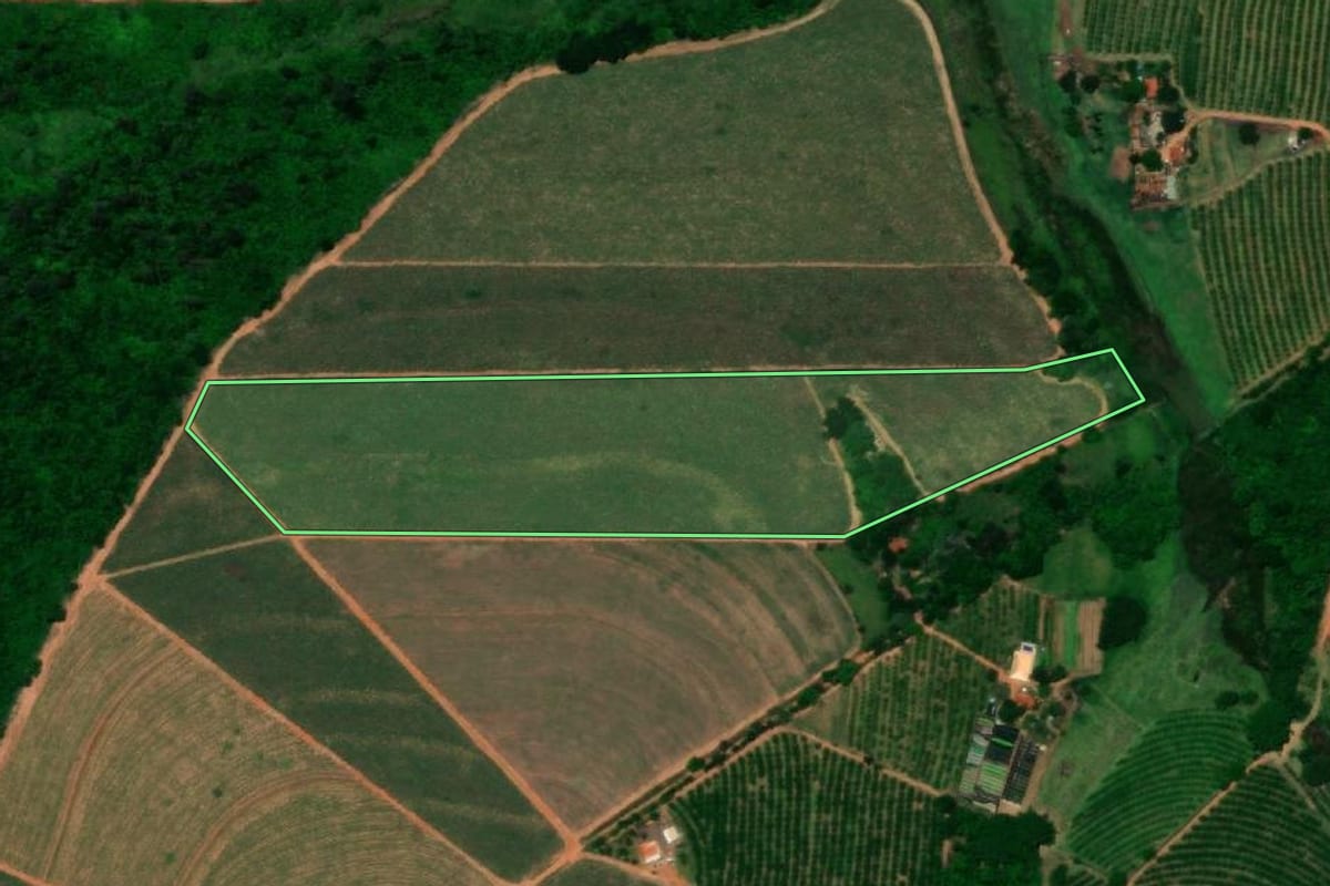 Imagem de satélite do imóvel rural em Catanduva (SP), com o contorno declarado no CAR desenhado por cima.
