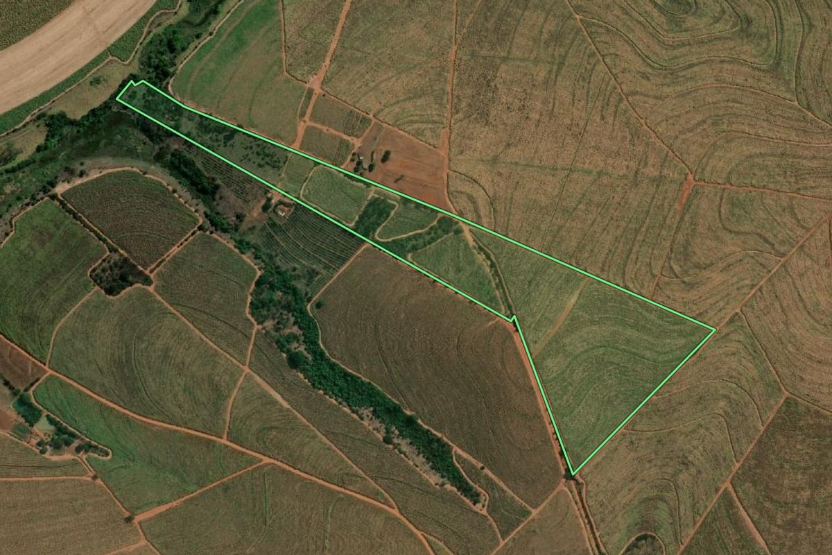 Imagem de satélite do imóvel rural em Catiguá (SP), com o contorno declarado no CAR desenhado por cima.
