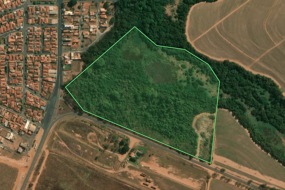 Imagem de satélite do imóvel rural em Catiguá (SP), com o contorno declarado no CAR desenhado por cima.