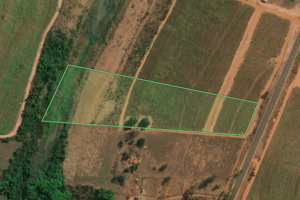 Imagem de satélite do imóvel rural em Catiguá (SP), com o contorno declarado no CAR desenhado por cima.