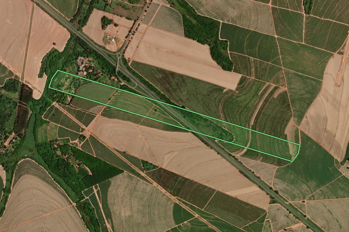 Imagem de satélite do imóvel rural em Catiguá (SP), com o contorno declarado no CAR desenhado por cima.