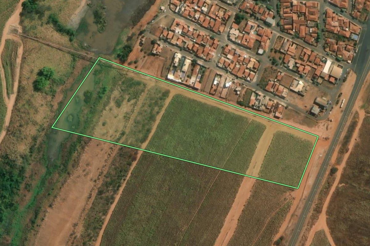 Imagem de satélite do imóvel rural em Catiguá (SP), com o contorno declarado no CAR desenhado por cima.