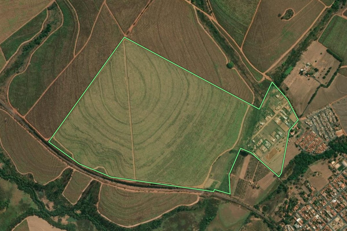 Imagem de satélite do imóvel rural em Catiguá (SP), com o contorno declarado no CAR desenhado por cima.