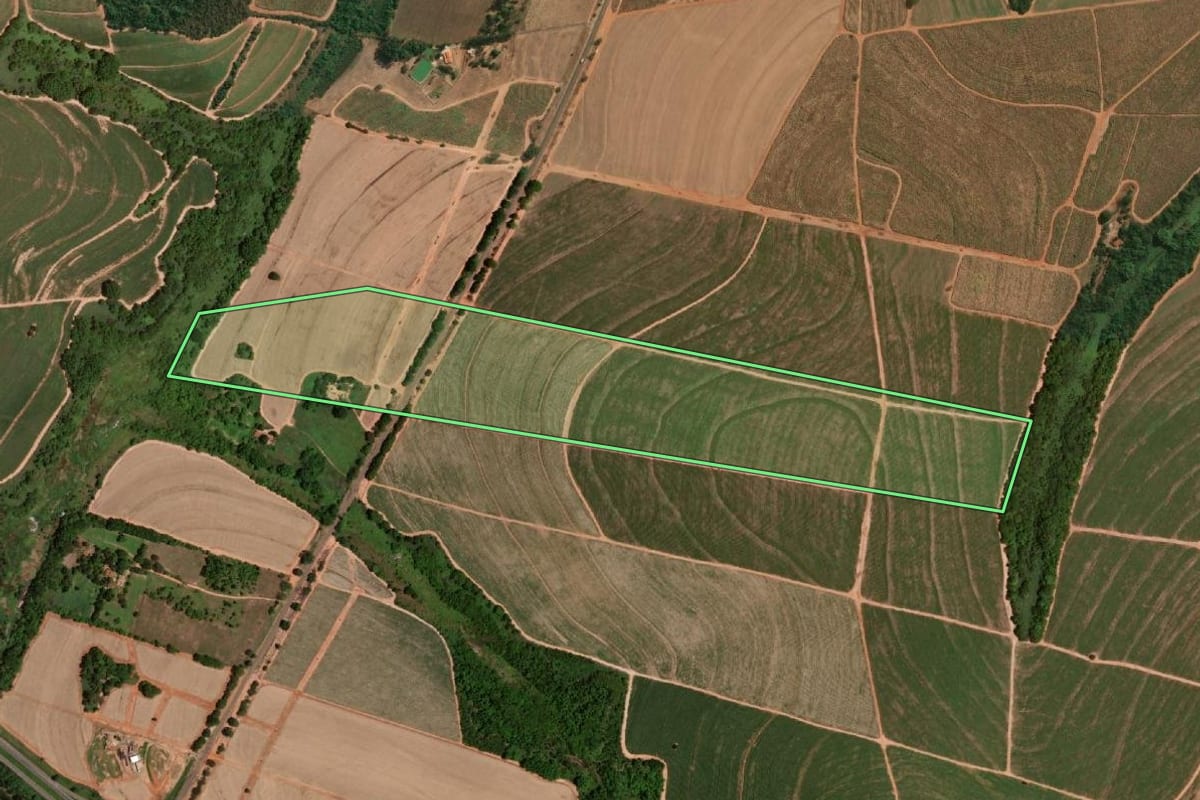 Imagem de satélite do imóvel rural em Catiguá (SP), com o contorno declarado no CAR desenhado por cima.
