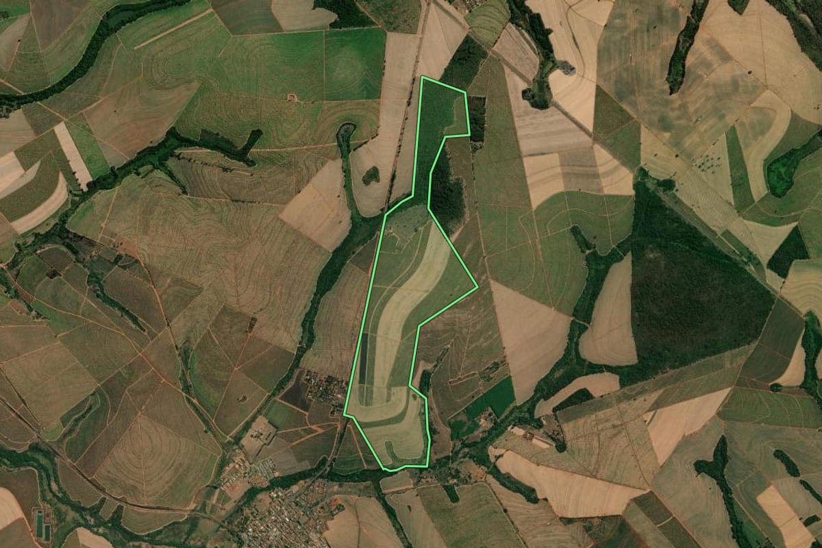 Imagem de satélite do imóvel rural em Catiguá (SP), com o contorno declarado no CAR desenhado por cima.