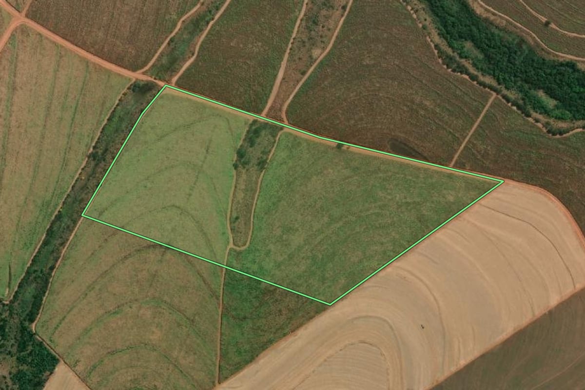 Imagem de satélite do imóvel rural em Catiguá (SP), com o contorno declarado no CAR desenhado por cima.