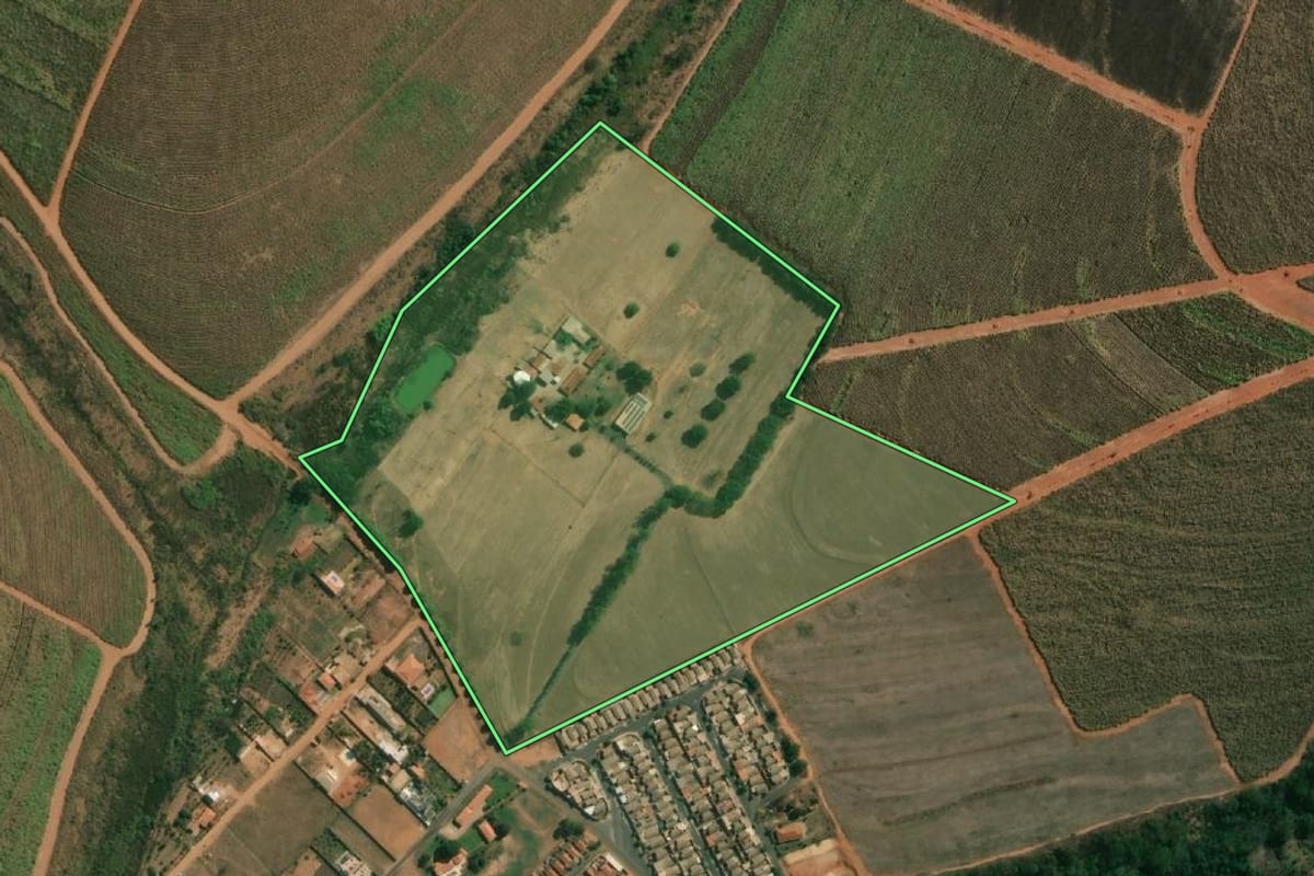 Imagem de satélite do imóvel rural em Catiguá (SP), com o contorno declarado no CAR desenhado por cima.