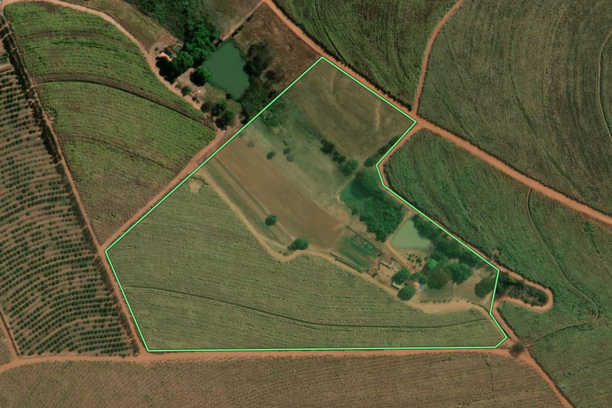 Imagem de satélite do imóvel rural em Catiguá (SP), com o contorno declarado no CAR desenhado por cima.