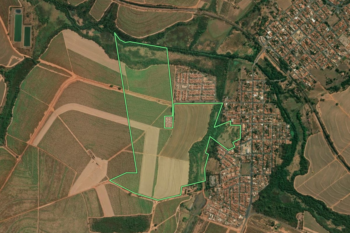 Imagem de satélite do imóvel rural em Catiguá (SP), com o contorno declarado no CAR desenhado por cima.