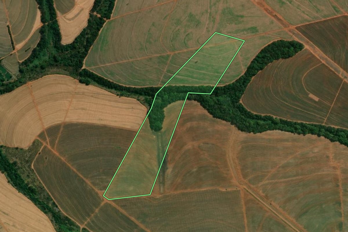 Imagem de satélite do imóvel rural em Catiguá (SP), com o contorno declarado no CAR desenhado por cima.