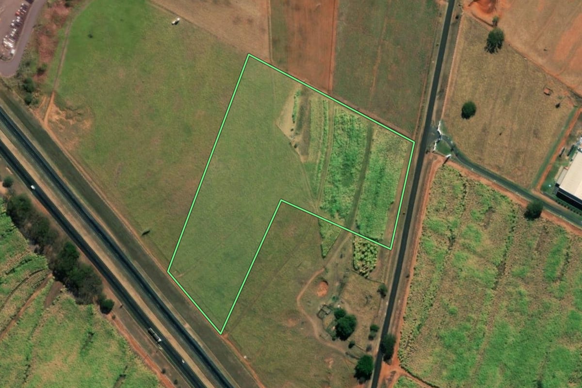 Imagem de satélite do imóvel rural em Cedral (SP), com o contorno declarado no CAR desenhado por cima.