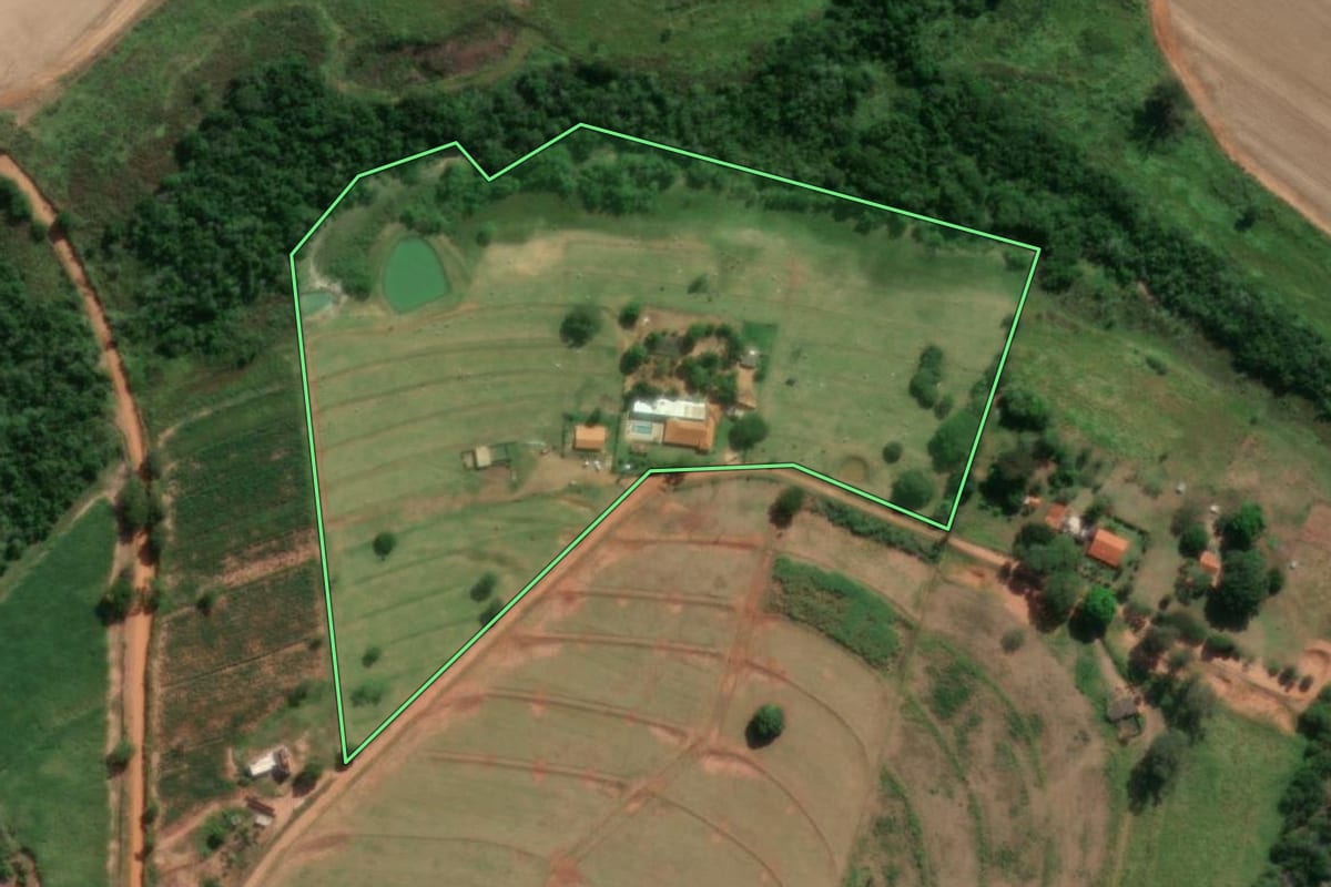 Imagem de satélite do imóvel rural em Cedral (SP), com o contorno declarado no CAR desenhado por cima.