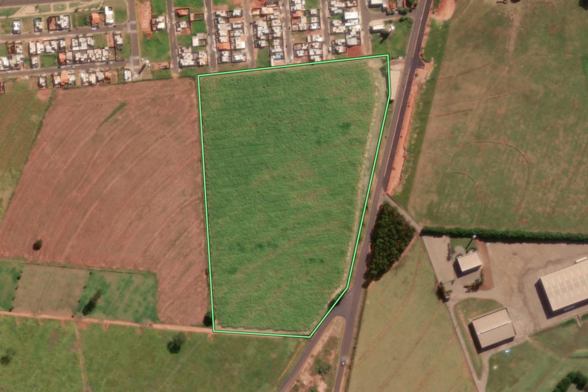 Imagem de satélite do imóvel rural em Cedral (SP), com o contorno declarado no CAR desenhado por cima.