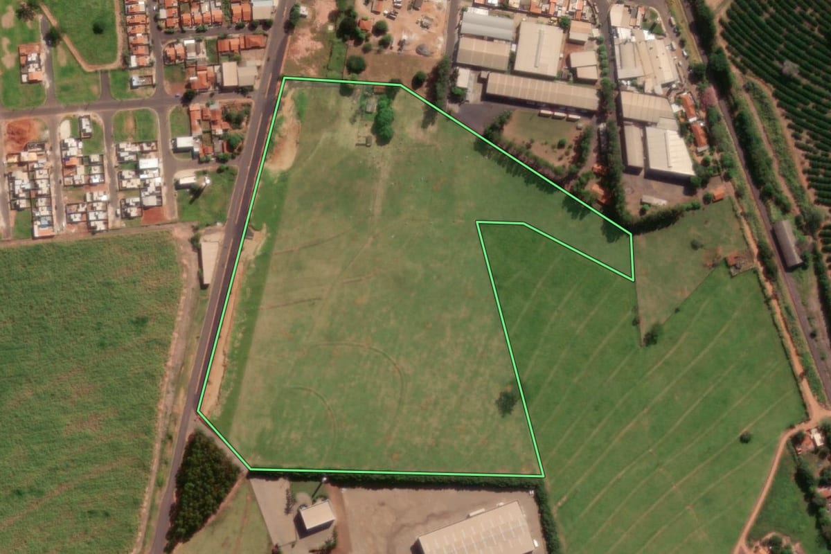 Imagem de satélite do imóvel rural em Cedral (SP), com o contorno declarado no CAR desenhado por cima.