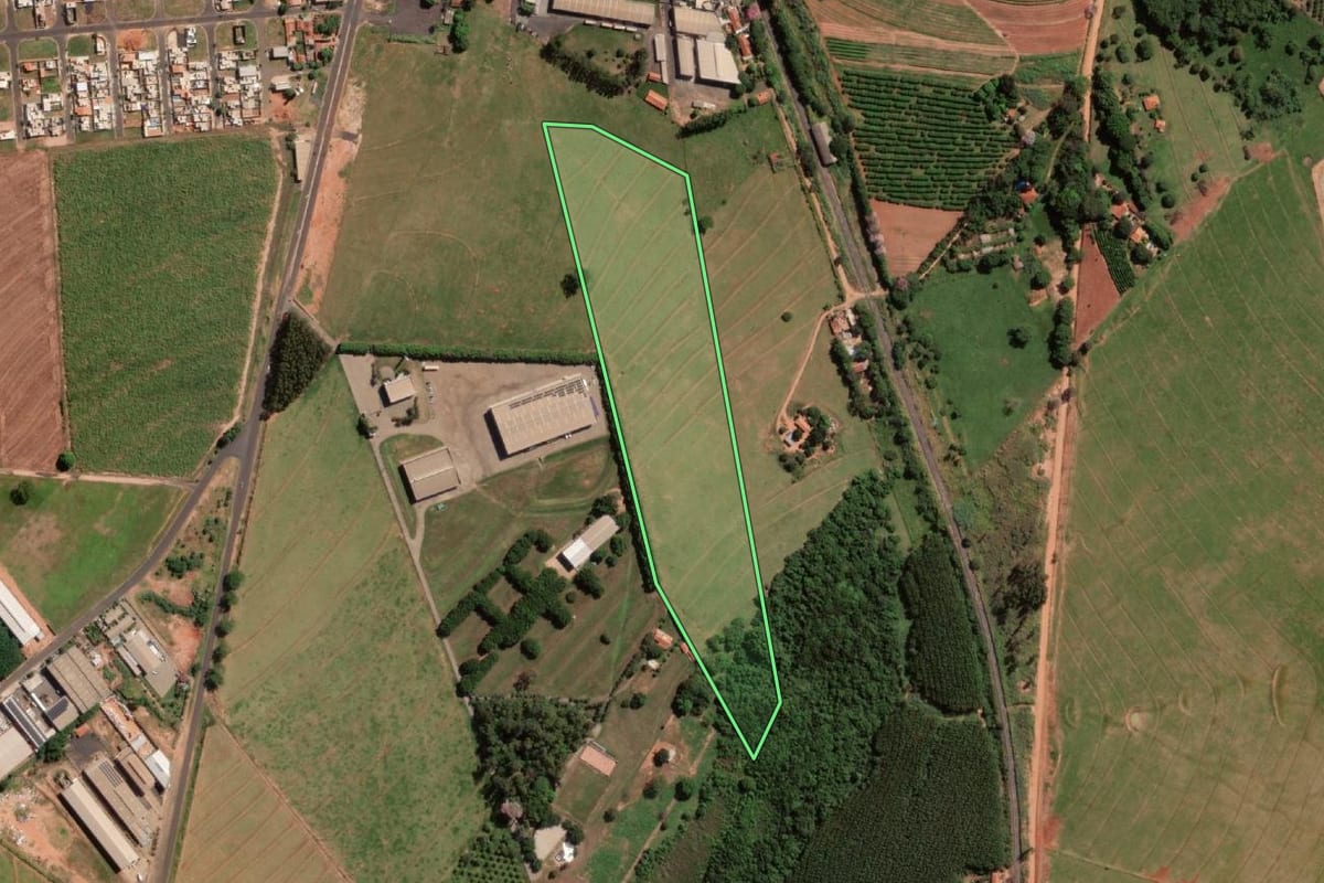 Imagem de satélite do imóvel rural em Cedral (SP), com o contorno declarado no CAR desenhado por cima.