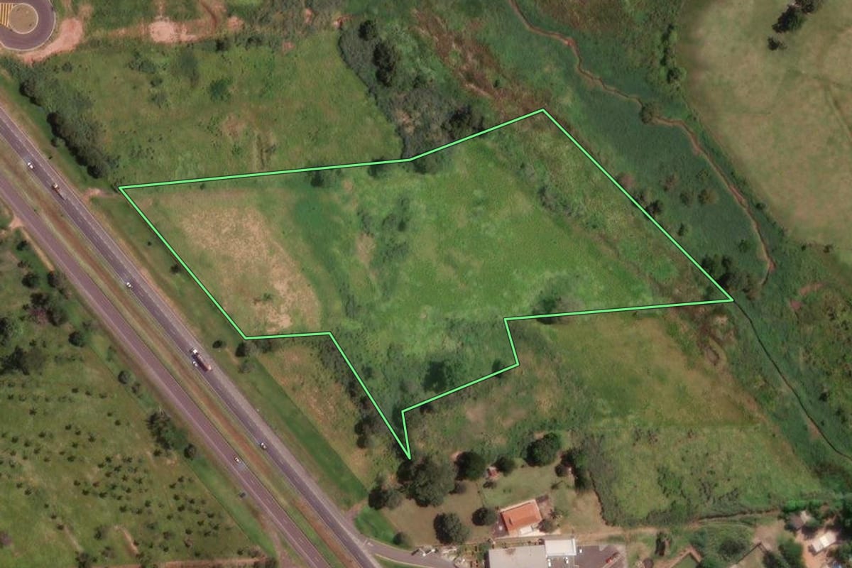 Imagem de satélite do imóvel rural em Cedral (SP), com o contorno declarado no CAR desenhado por cima.