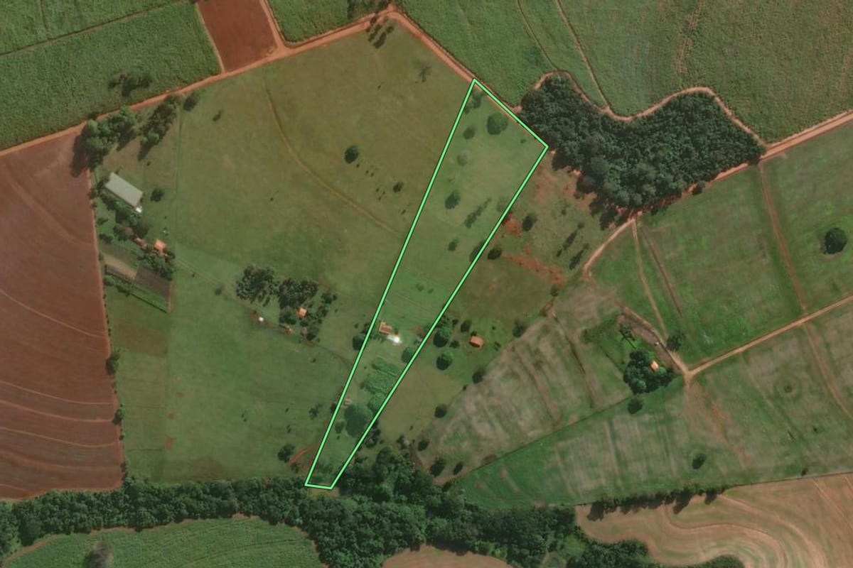 Imagem de satélite do imóvel rural em Cerqueira César (SP), com o contorno declarado no CAR desenhado por cima.