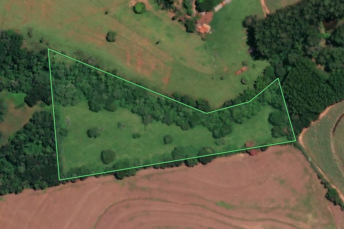 Imagem de satélite do imóvel rural em Cerqueira César (SP), com o contorno declarado no CAR desenhado por cima.