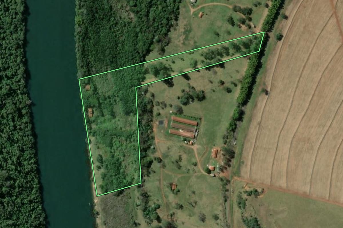 Imagem de satélite do imóvel rural em Cerqueira César (SP), com o contorno declarado no CAR desenhado por cima.