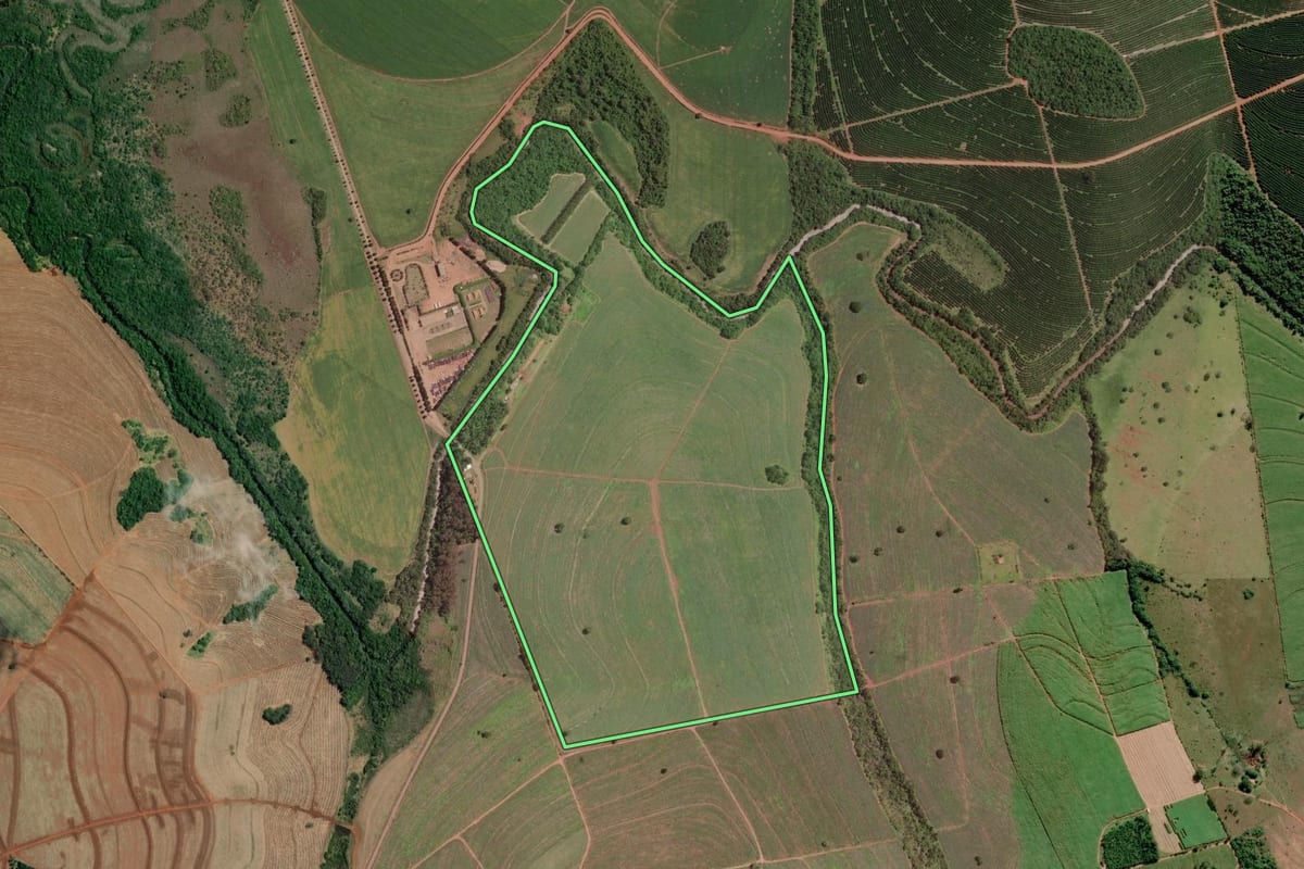 Imagem de satélite do imóvel rural em Cerqueira César (SP), com o contorno declarado no CAR desenhado por cima.