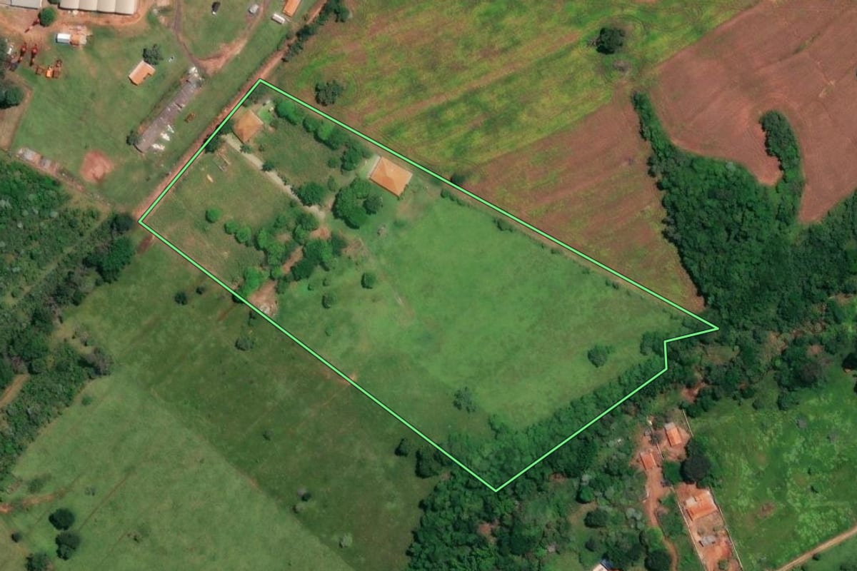 Imagem de satélite do imóvel rural em Cerqueira César (SP), com o contorno declarado no CAR desenhado por cima.