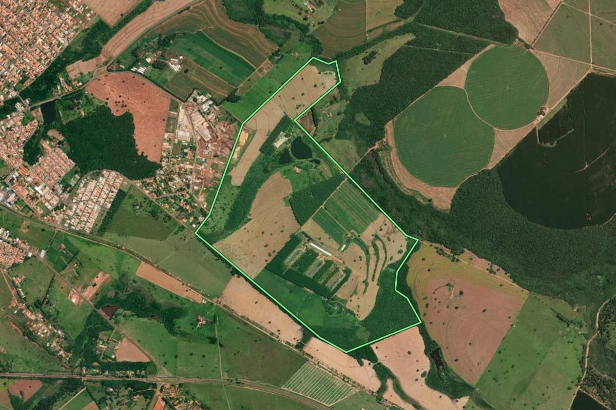 Imagem de satélite do imóvel rural em Cerqueira César (SP), com o contorno declarado no CAR desenhado por cima.