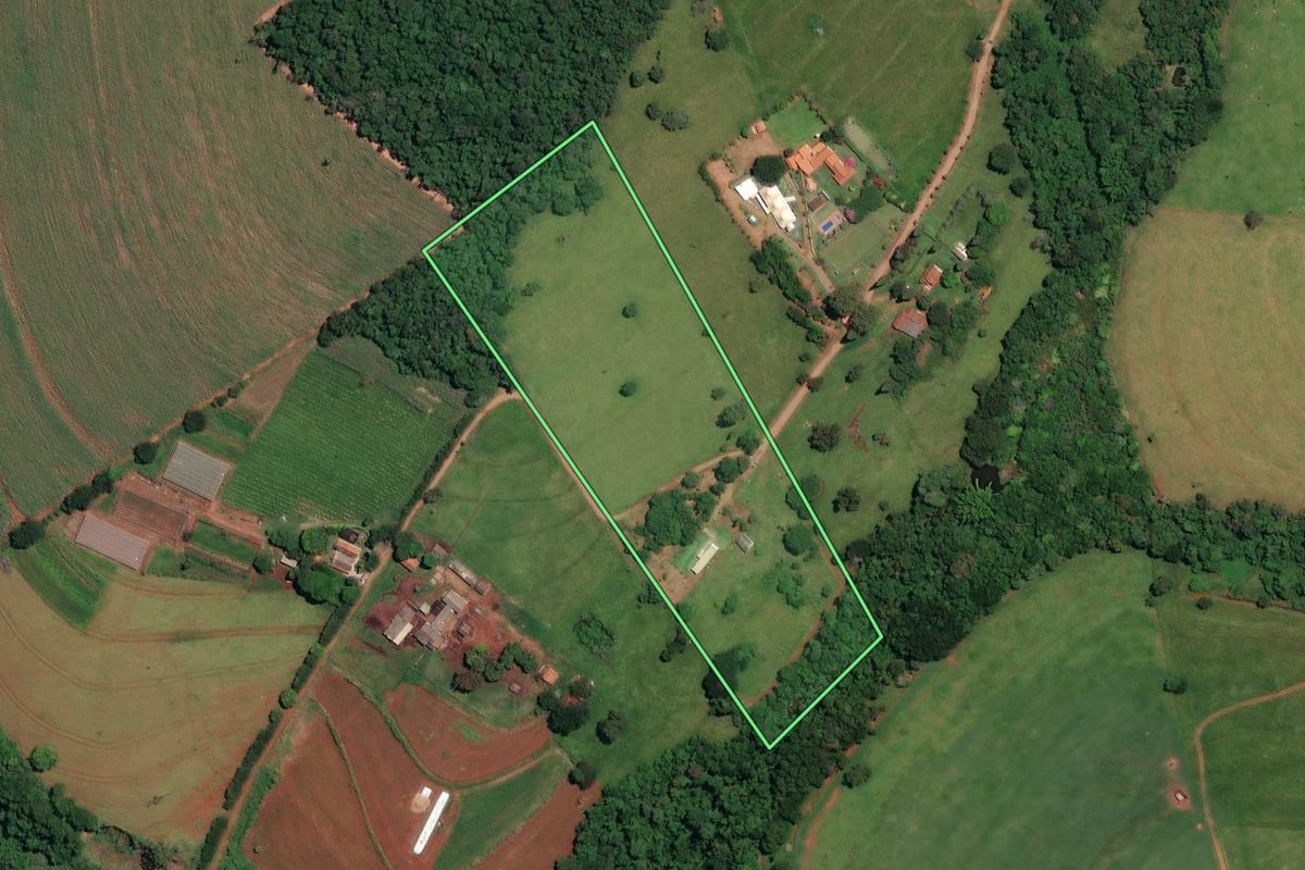 Imagem de satélite do imóvel rural em Cerqueira César (SP), com o contorno declarado no CAR desenhado por cima.