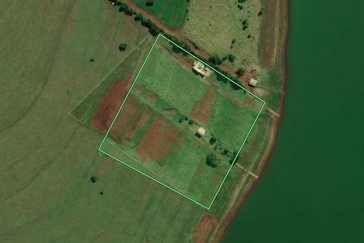 Imagem de satélite do imóvel rural em Cerqueira César (SP), com o contorno declarado no CAR desenhado por cima.