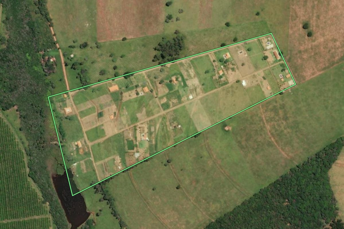 Imagem de satélite do imóvel rural em Cerqueira César (SP), com o contorno declarado no CAR desenhado por cima.