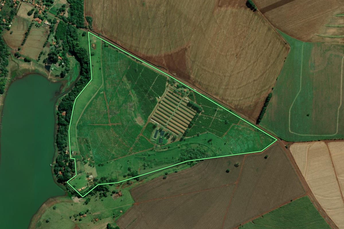Imagem de satélite do imóvel rural em Cerqueira César (SP), com o contorno declarado no CAR desenhado por cima.