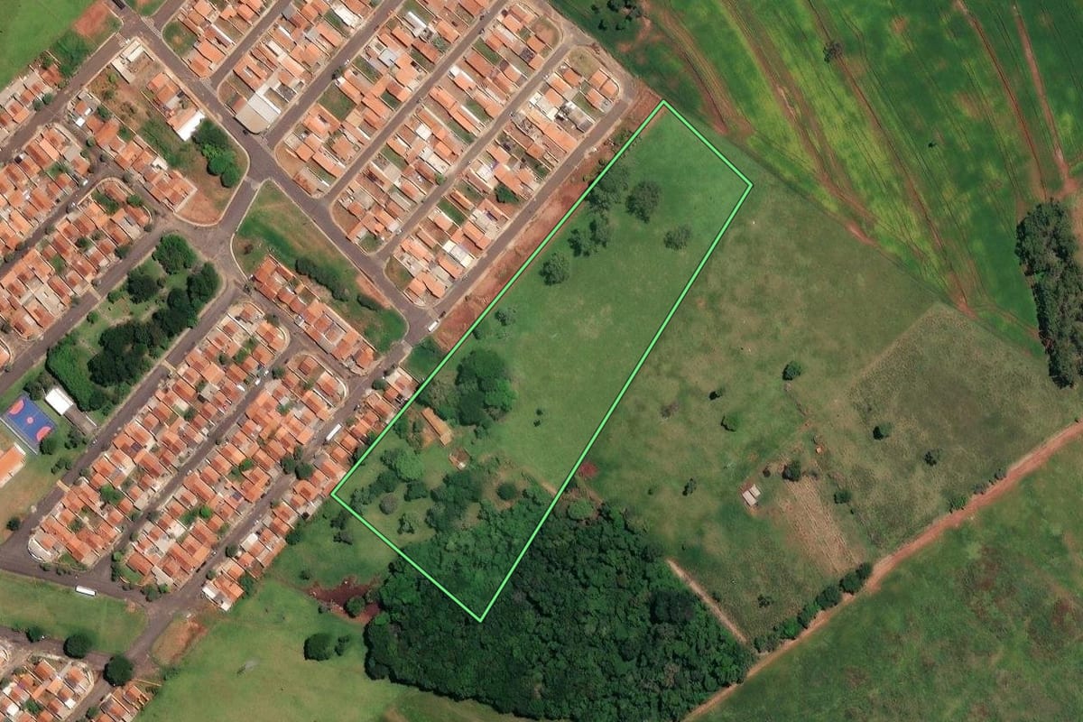 Imagem de satélite do imóvel rural em Cerqueira César (SP), com o contorno declarado no CAR desenhado por cima.
