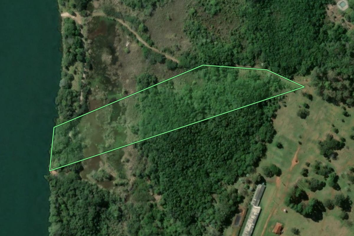 Imagem de satélite do imóvel rural em Cerqueira César (SP), com o contorno declarado no CAR desenhado por cima.