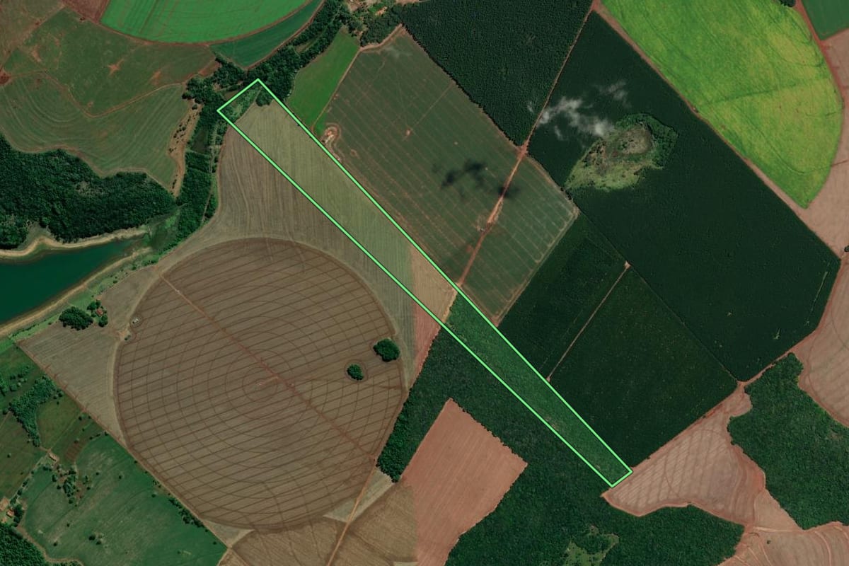 Imagem de satélite do imóvel rural em Cerqueira César (SP), com o contorno declarado no CAR desenhado por cima.