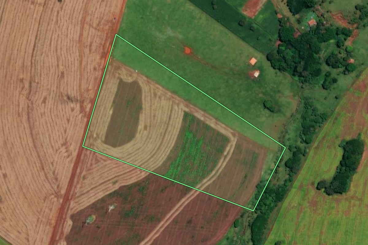 Imagem de satélite do imóvel rural em Cerqueira César (SP), com o contorno declarado no CAR desenhado por cima.