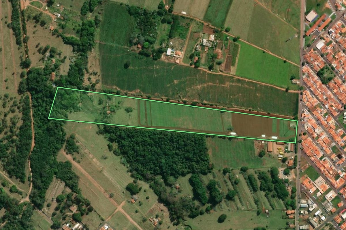 Imagem de satélite do imóvel rural em Cerqueira César (SP), com o contorno declarado no CAR desenhado por cima.
