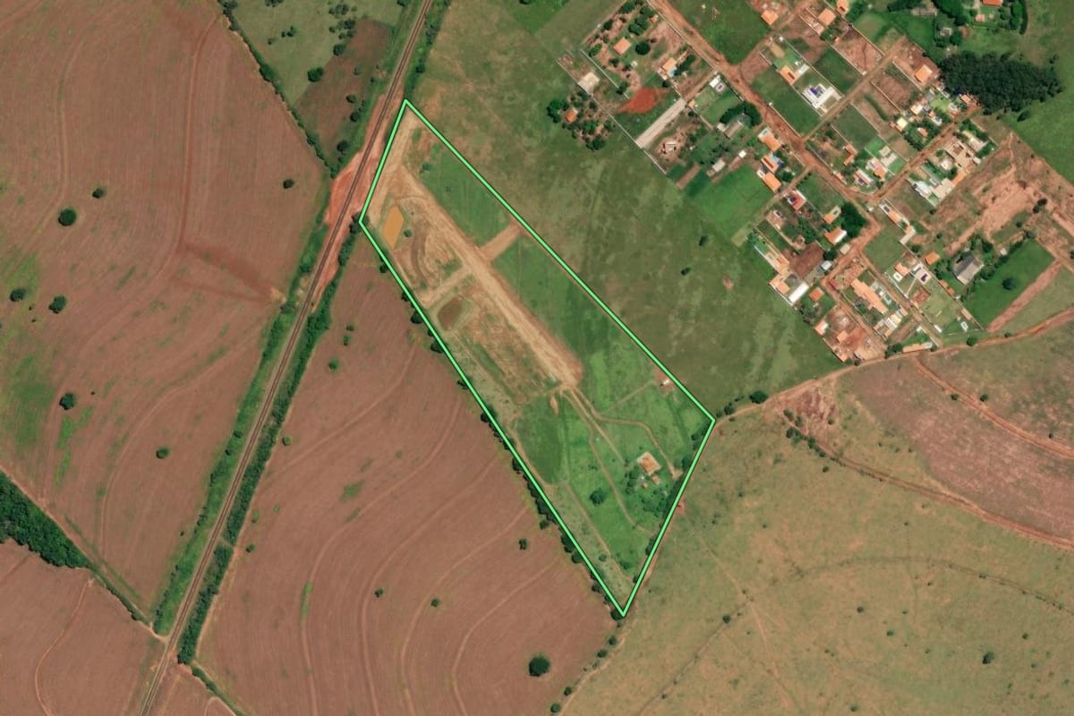 Imagem de satélite do imóvel rural em Cerqueira César (SP), com o contorno declarado no CAR desenhado por cima.