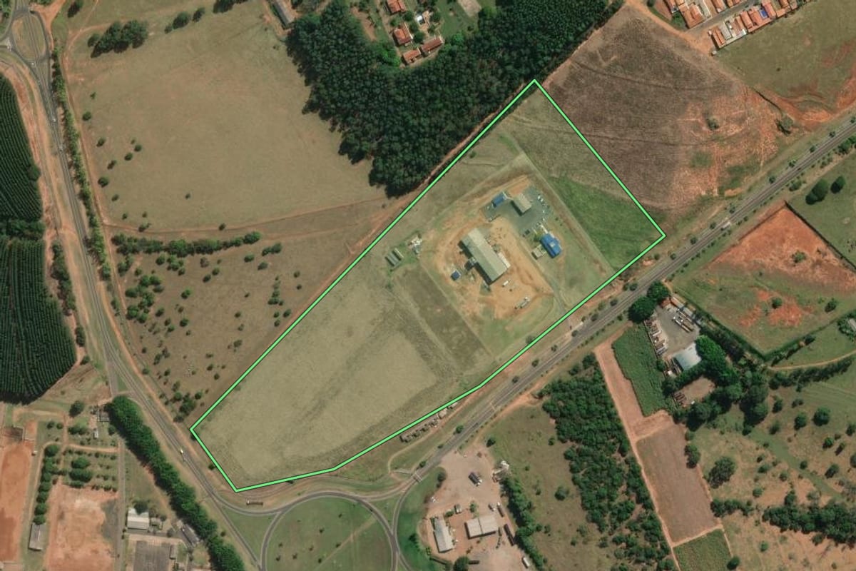 Imagem de satélite do imóvel rural em Cerqueira César (SP), com o contorno declarado no CAR desenhado por cima.