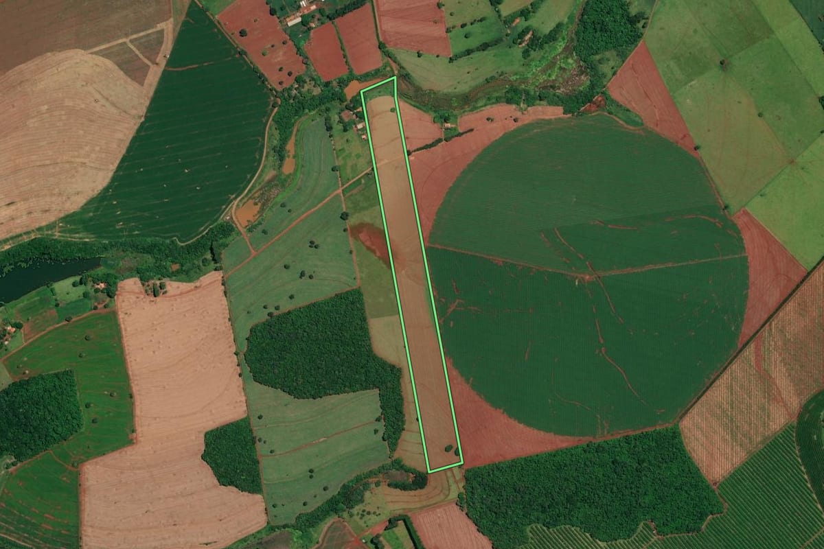 Imagem de satélite do imóvel rural em Cerqueira César (SP), com o contorno declarado no CAR desenhado por cima.