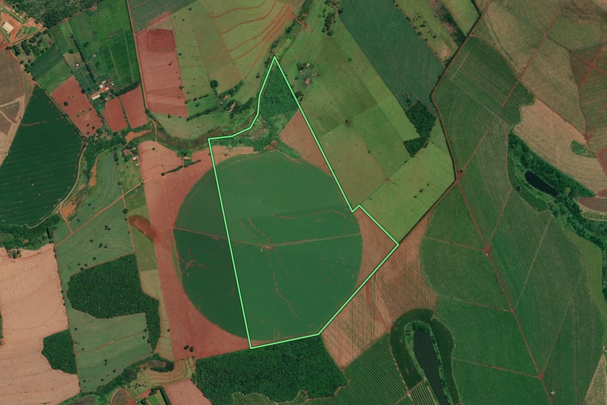 Imagem de satélite do imóvel rural em Cerqueira César (SP), com o contorno declarado no CAR desenhado por cima.