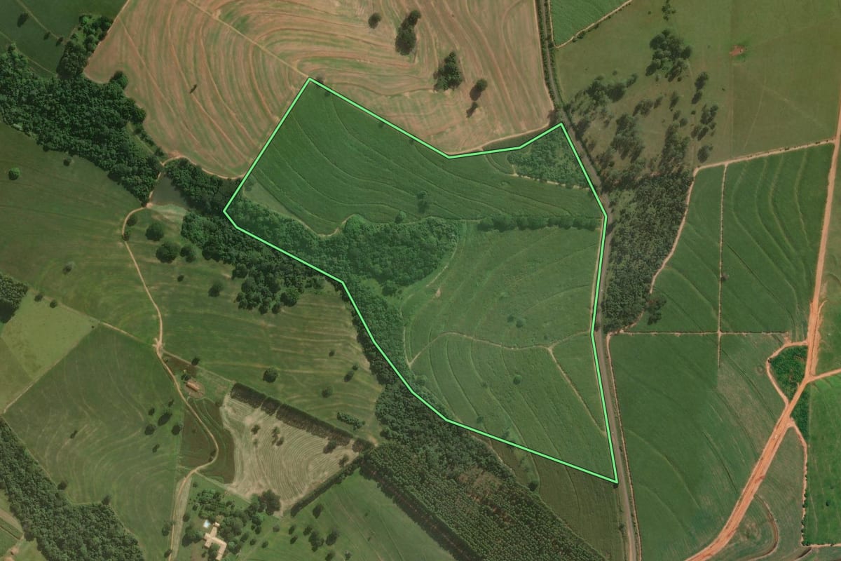 Imagem de satélite do imóvel rural em Cerqueira César (SP), com o contorno declarado no CAR desenhado por cima.
