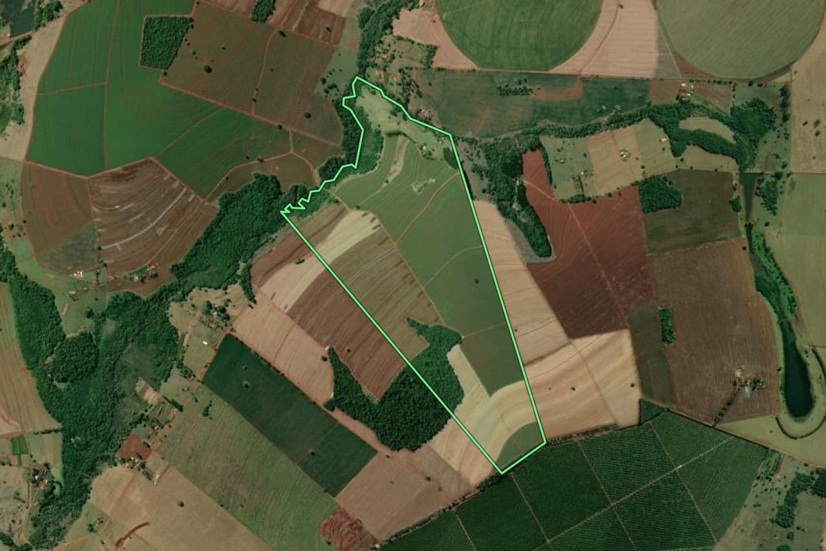 Imagem de satélite do imóvel rural em Cerqueira César (SP), com o contorno declarado no CAR desenhado por cima.