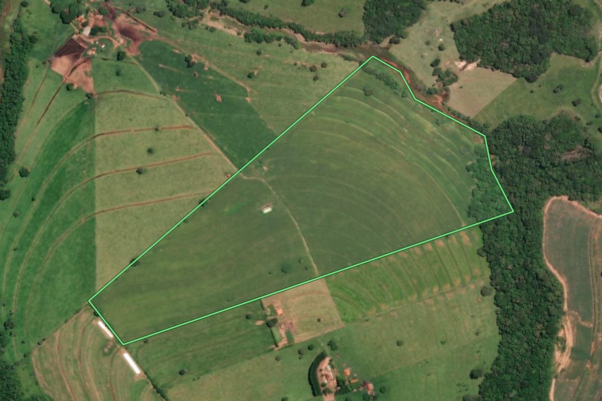 Imagem de satélite do imóvel rural em Cerqueira César (SP), com o contorno declarado no CAR desenhado por cima.