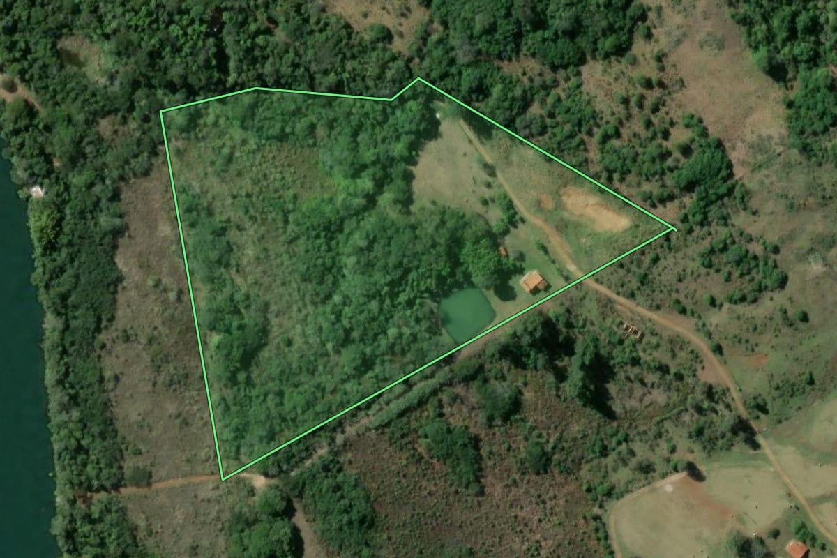 Imagem de satélite do imóvel rural em Cerqueira César (SP), com o contorno declarado no CAR desenhado por cima.