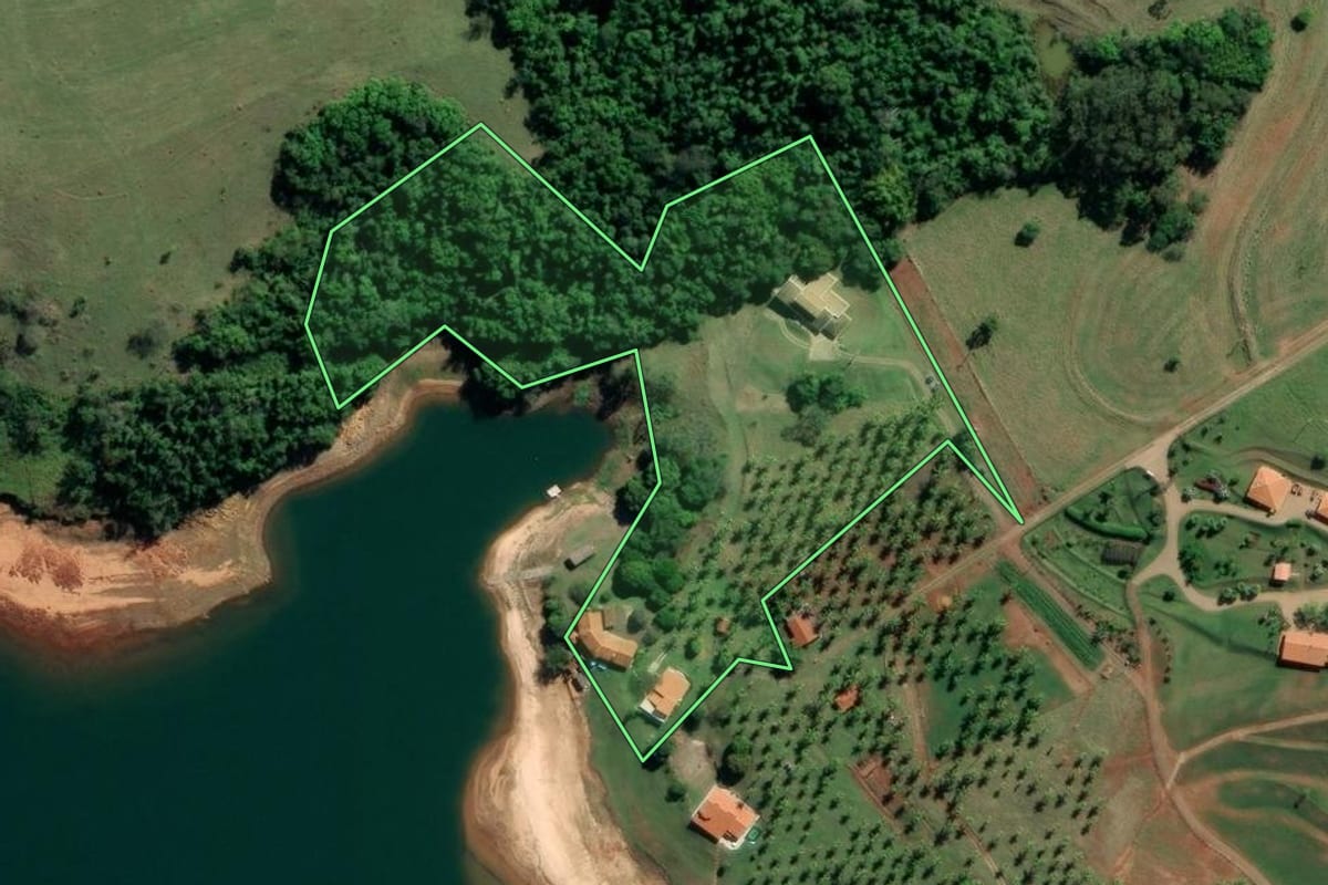 Imagem de satélite do imóvel rural em Cerqueira César (SP), com o contorno declarado no CAR desenhado por cima.
