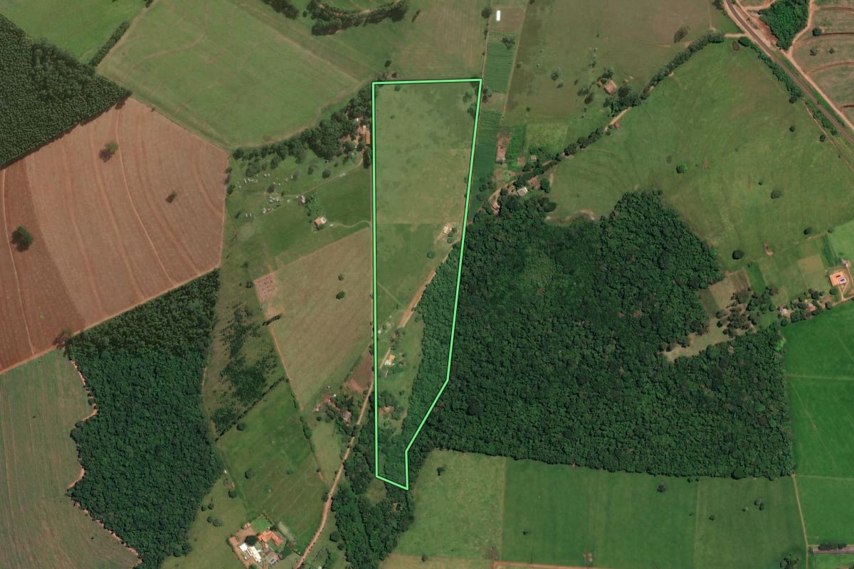 Imagem de satélite do imóvel rural em Cerqueira César (SP), com o contorno declarado no CAR desenhado por cima.