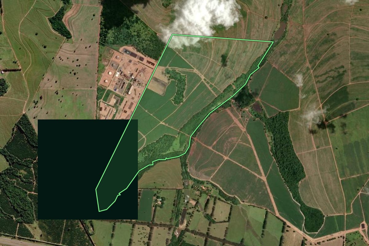 Imagem de satélite do imóvel rural em Cerqueira César (SP), com o contorno declarado no CAR desenhado por cima.