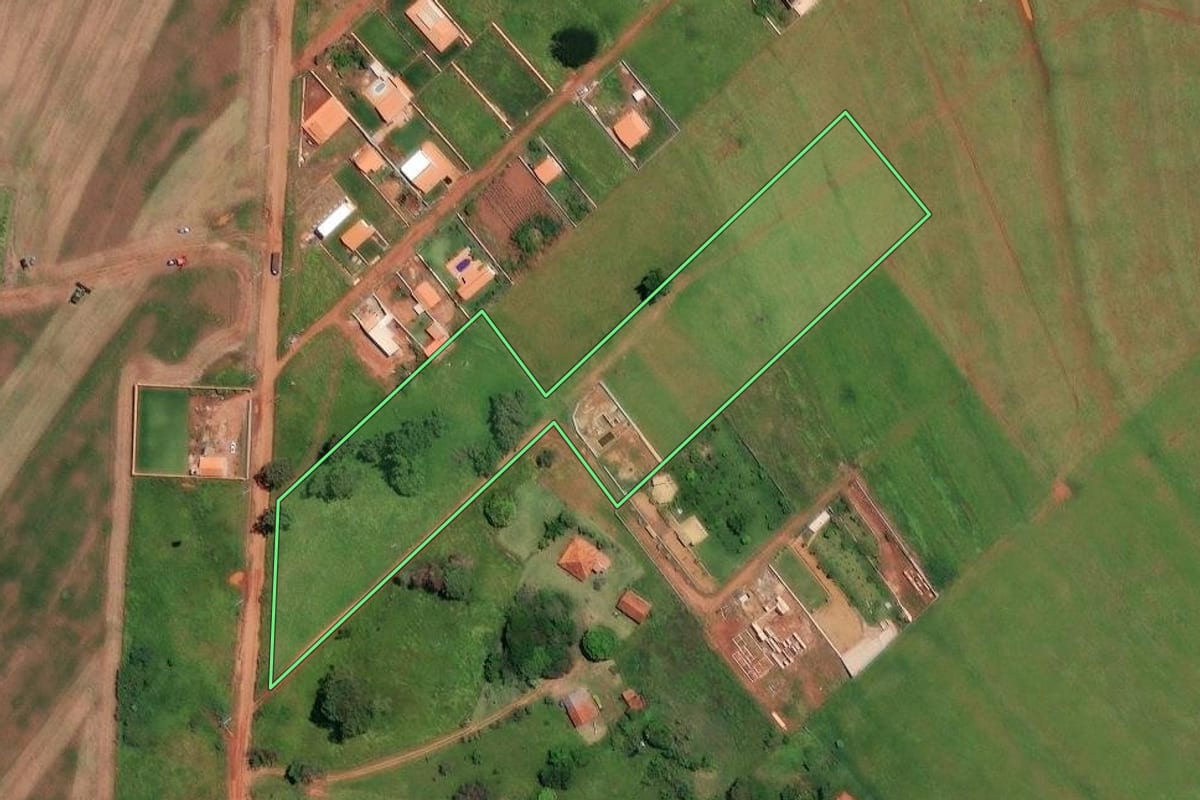 Imagem de satélite do imóvel rural em Cerqueira César (SP), com o contorno declarado no CAR desenhado por cima.