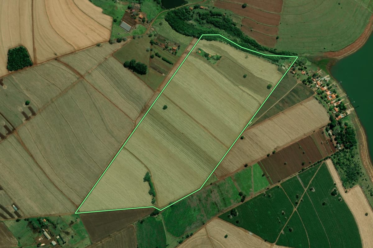 Imagem de satélite do imóvel rural em Cerqueira César (SP), com o contorno declarado no CAR desenhado por cima.