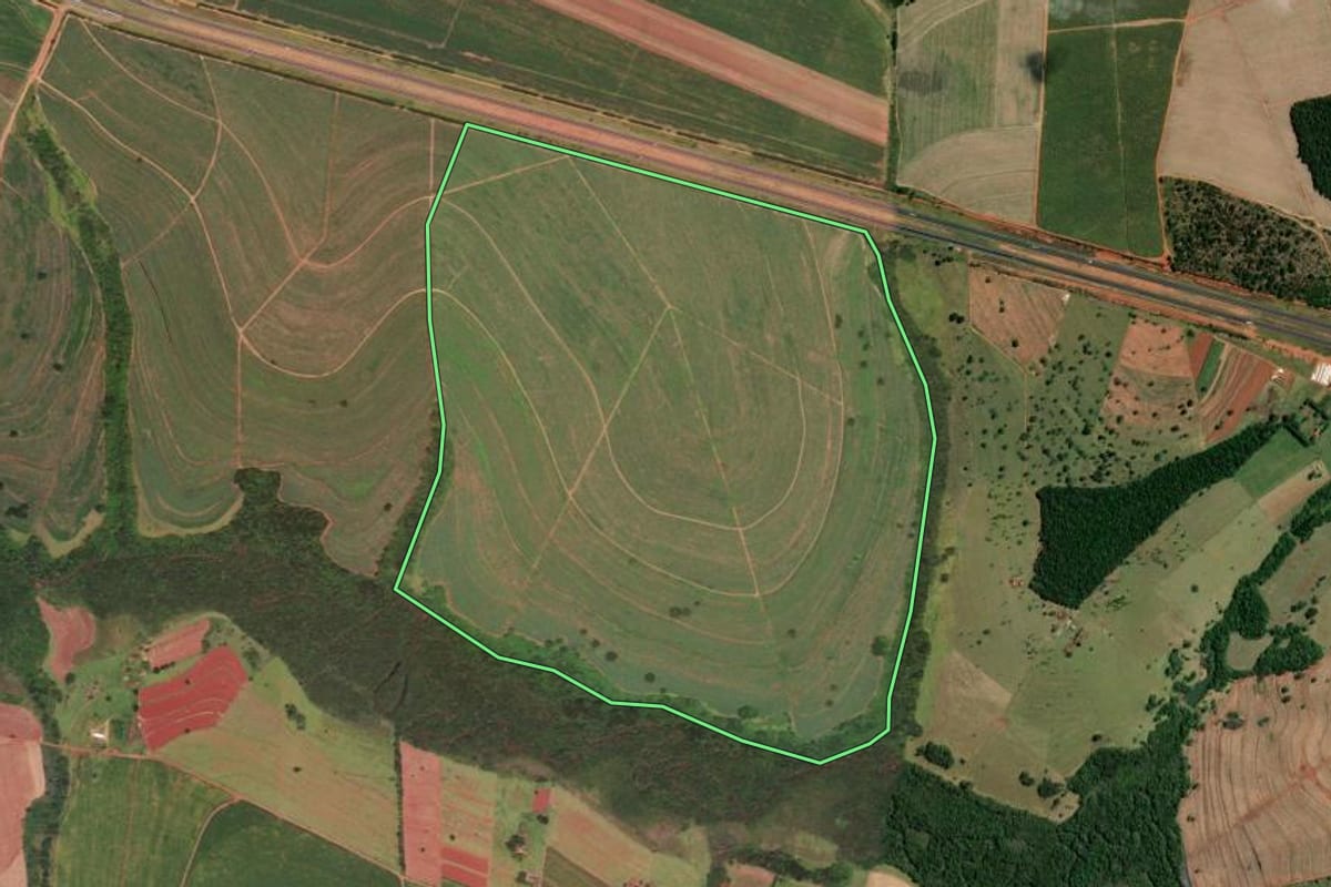 Imagem de satélite do imóvel rural em Cerqueira César (SP), com o contorno declarado no CAR desenhado por cima.