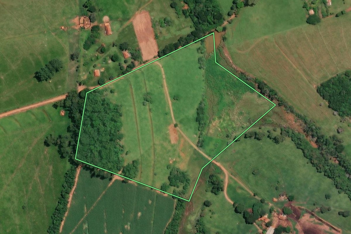 Imagem de satélite do imóvel rural em Cerqueira César (SP), com o contorno declarado no CAR desenhado por cima.